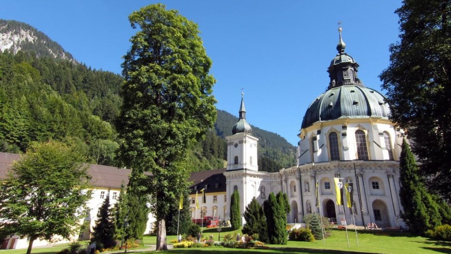 Nascosto tra le Alpi c’è un gioiello barocco che custodisce leggende e antiche ricette: l’Abbazia di Ettal