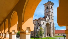 L’incredibile città racchiusa in una fortezza a forma di stella: Alba Iulia, perla della Transilvania