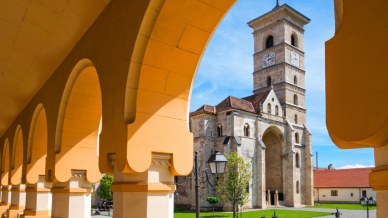 L’incredibile città racchiusa in una fortezza a forma di stella: Alba Iulia, perla della Transilvania