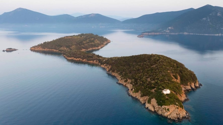 Un’intera isola greca è in vendita: ha spiagge private, ville e persino una chiesa