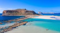 La paradisiaca Balos Lagoon di Creta trasformata in un “inferno” per l’overtourism