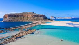 La paradisiaca Balos Lagoon di Creta trasformata in un “inferno” per l’overtourism