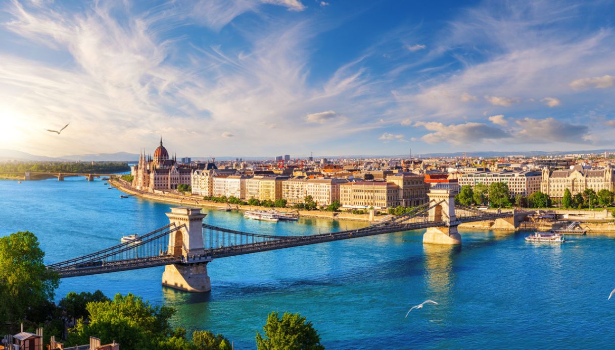 Vista panoramica del famoso Ponte delle Catene di Budapest al tramonto sul Danubio