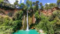 La meraviglia di 44 metri che precipita tra rocce di travertino: Cascata di Sillans, il salto della Provenza