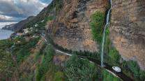 Una doccia naturale che cade sull’asfalto: Cascata dos Anjos, tra scogliere di basalto e oceano aperto