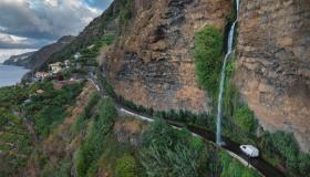 Una doccia naturale che cade sull’asfalto: Cascata dos Anjos, tra scogliere di basalto e oceano aperto