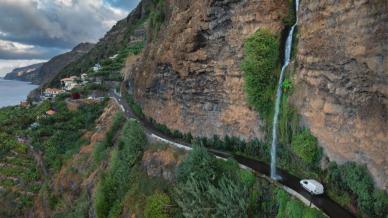Una doccia naturale che cade sull’asfalto: Cascata dos Anjos, tra scogliere di basalto e oceano aperto