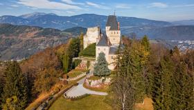 La magia solitaria di Castel Wartenstein, un soffio di pietra tra le forteste alpine dell’Austria