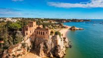 Un vero gigante di pietra dorata si rivela la fortezza segreta dell’Algarve: Castello di São João do Arade