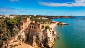 Un vero gigante di pietra dorata si rivela la fortezza segreta dell’Algarve: Castello di São João do Arade