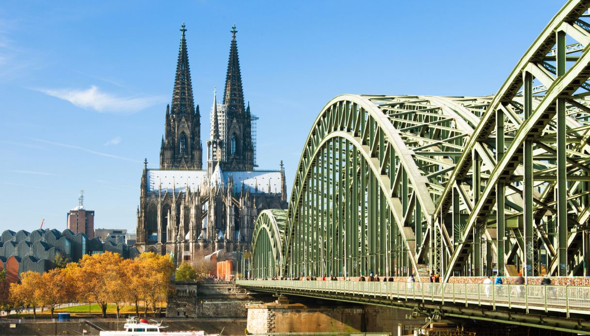 Scorcio della Cattedrale e del Ponte Hohenzollern a Colonia, Germania