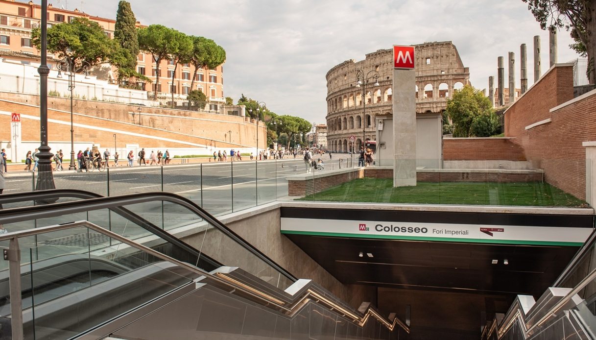 L'entrata della stazione Colosseo - Fori Imperiali