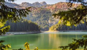 Il Lago Nero tra le montagne e gli abeti rossi di una valle slovena: lo straordinario Črno jezero