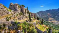 Tra nuvole e rocce spigolose a dominare l’orizzonte c’è la Fortezza di Klis, il baluardo di pietra croato