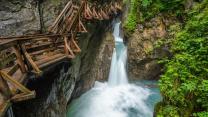 Sospesi sull’abisso turchese: un’avventura primordiale nella Gola Sigmund Thun in Austria
