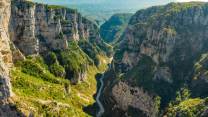 Vertigine pura nel canyon da record mondiale: Gola di Vikos, uno spettacolo della natura in Grecia