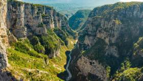 Vertigine pura nel canyon da record mondiale: Gola di Vikos, uno spettacolo della natura in Grecia