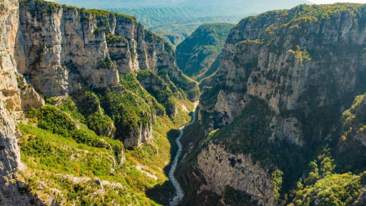 Vertigine pura nel canyon da record mondiale: Gola di Vikos, uno spettacolo della natura in Grecia