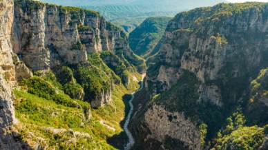 Vertigine pura nel canyon da record mondiale: Gola di Vikos, uno spettacolo della natura in Grecia
