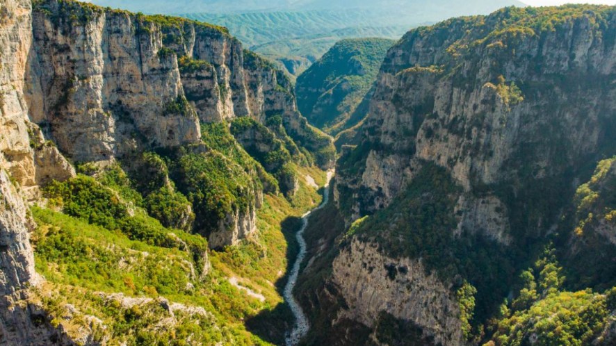 Vertigine pura nel canyon da record mondiale: Gola di Vikos, uno spettacolo della natura in Grecia