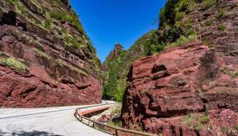 La strada rossa delle Alpi Marittime tra canyon, tunnel e paesaggi selvaggi: le Gole del Cians