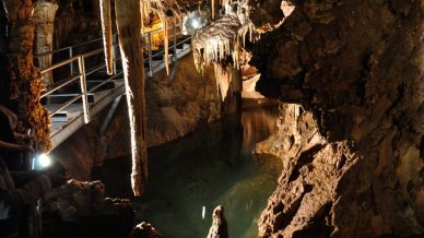 Il tempio sotterraneo tra laghi limpidi, cristalli e antichi riti dell’acqua: Grotte di Su Mannau, capolavoro sardo
