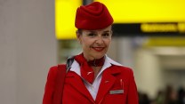 Boom di assistenti di volo over 50: sempre più persone cambiano vita a bordo di un aereo