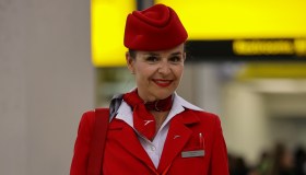 Boom di assistenti di volo over 50: sempre più persone cambiano vita a bordo di un aereo