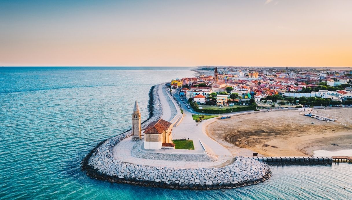 Città e spiaggia di Caorle in Italia durante l'estate