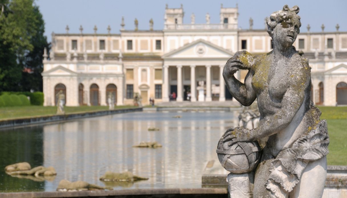 Interno del giardino di villa Pisani