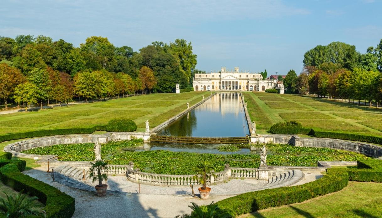 https://siviaggia.it/wp-content/uploads/sites/2/2026/09/Il-nuovo-percorso-nel-giardino-di-villa-Pisani-dopo-il-restauro.jpg