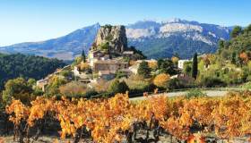 Il borgo minuscolo che regala emozioni intense a chi cerca silenzio totale: La Roque-Alric, in Francia