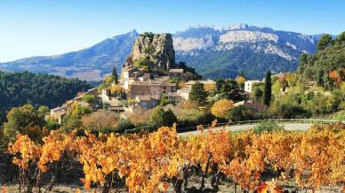 Il borgo minuscolo che regala emozioni intense a chi cerca silenzio totale: La Roque-Alric, in Francia