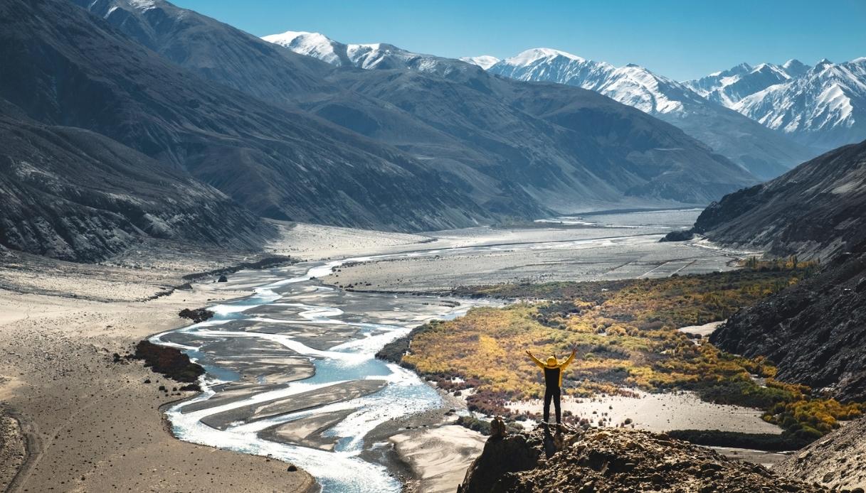 Escursionista nel distretto di Leh Ladakh