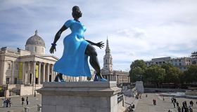 A Londra spunta “Lady in Blue” che omaggia la donna contemporanea