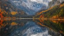Viaggio a piedi e nel tempo sulle rive del Lago Gosau, specchio d’acqua che sembra l’Occhio di Dio