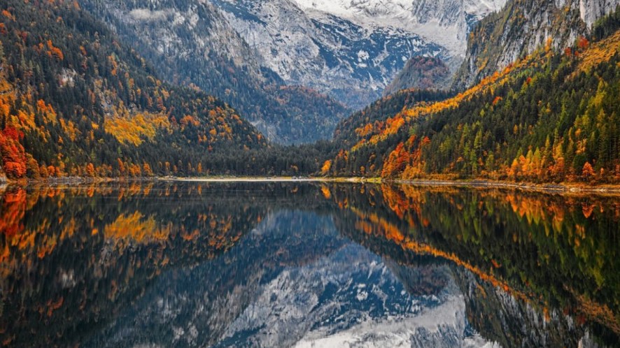 Viaggio a piedi e nel tempo sulle rive del Lago Gosau, specchio d’acqua che sembra l’Occhio di Dio