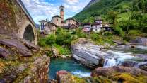 Il paradiso alpino dove un fiume d’acqua trasparente incontra l’architettura in pietra: Lavertezzo
