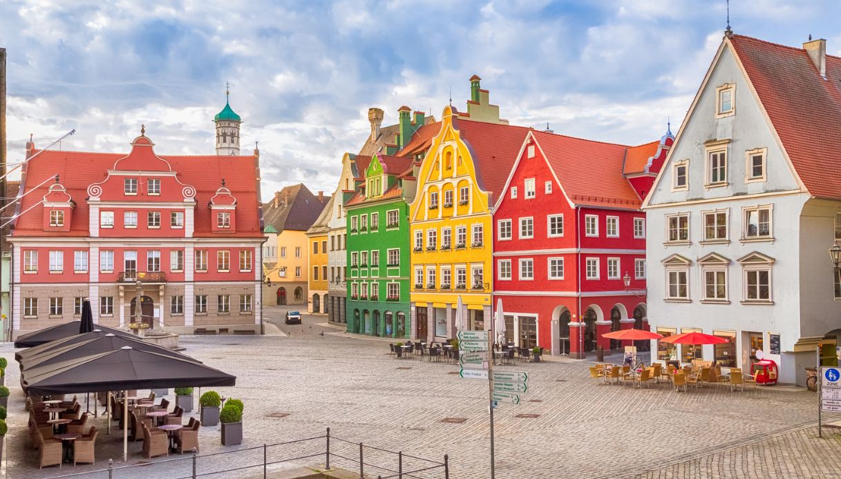 La colorata Piazza del Mercato di Memmingen, Germania