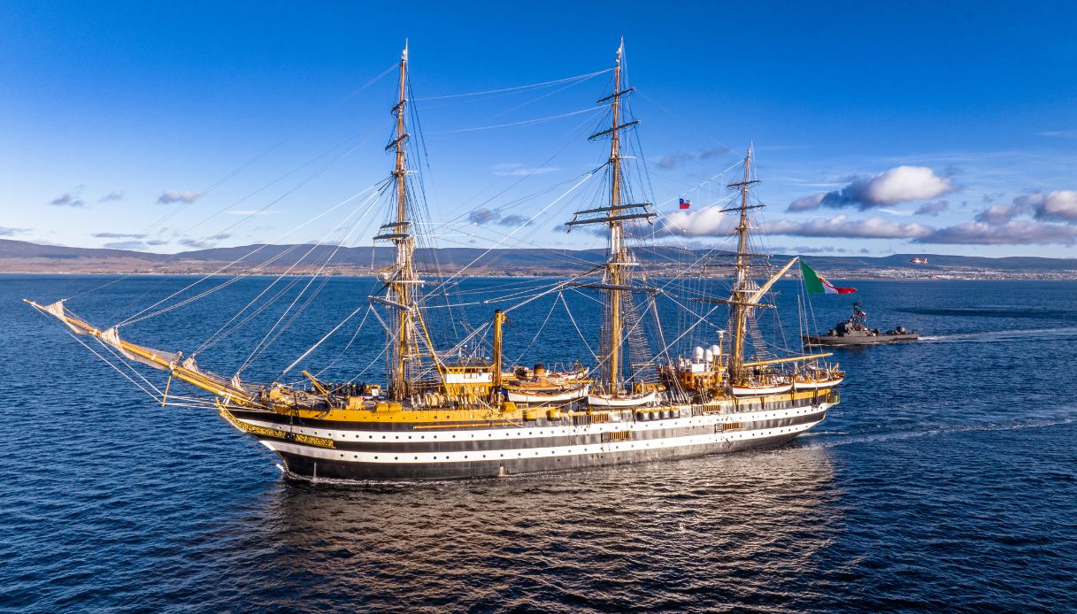 Il mitico veliero Amerigo Vespucci in mare