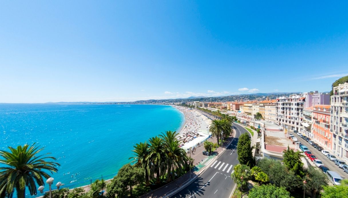 Vista del lungomare di Nizza dall'alto