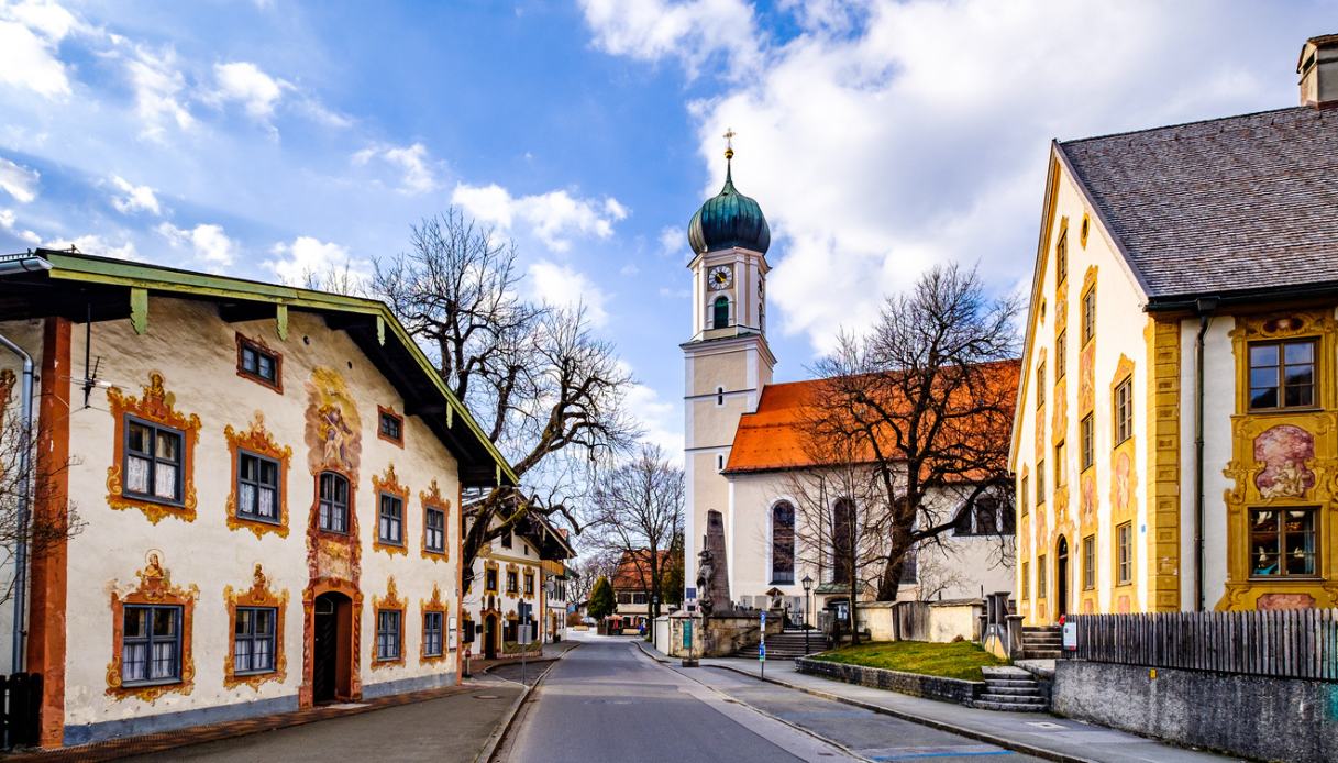 In questa città la pietra prende vita e le case raccontano antiche leggende dipinte a mano: Oberammergau