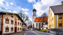 In questa città la pietra prende vita e le case raccontano antiche leggende dipinte a mano: Oberammergau