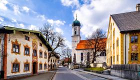 In questa città la pietra prende vita e le case raccontano antiche leggende dipinte a mano: Oberammergau