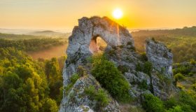 La finestra di pietra che nasconde una storia antichissima legata a Robin Hood: Okiennik Wielki, in Polonia