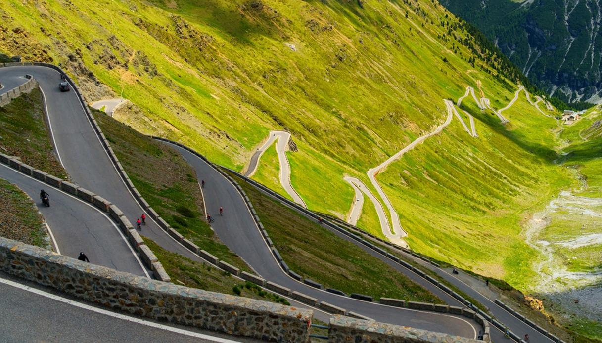 I suggestivi tornanti del Passo dello Stelvio
