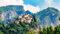 Il borgo in pietra che sfida le leggi di gravità e il trascorrere dei secoli: Peillon, perla della Costa Azzurra