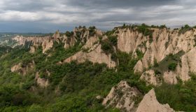La cattedrale di pietra scolpita dal vento nel cuore della Bulgaria: le Piramidi di Rozhen