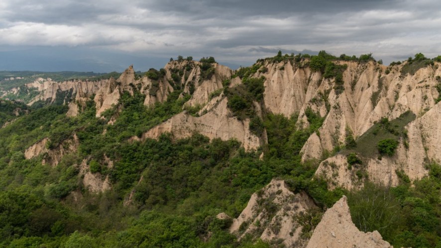 La cattedrale di pietra scolpita dal vento nel cuore della Bulgaria: le Piramidi di Rozhen