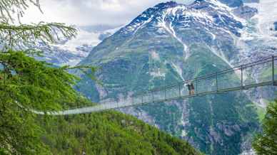 È lungo 500 metri e largo solo 65 centimetri: il sorprendente ponte tibetano vicino all’Italia